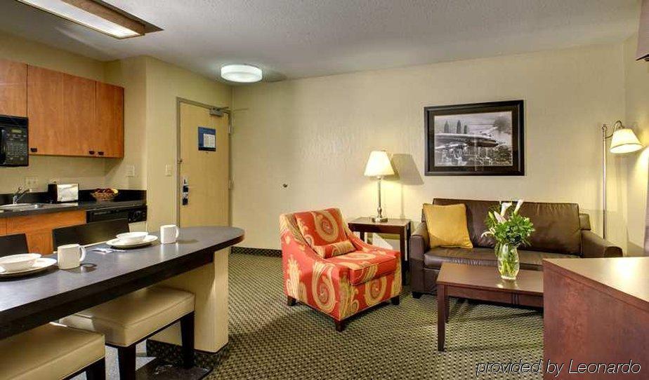 Hampton Inn & Suites Lincolnshire Room photo